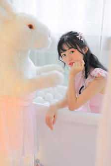 姬小满抹胸开襟开叉裙穿搭